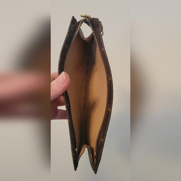 100% Authentic Louis Vuitton Monogram Pouch - Picture 10 of 11